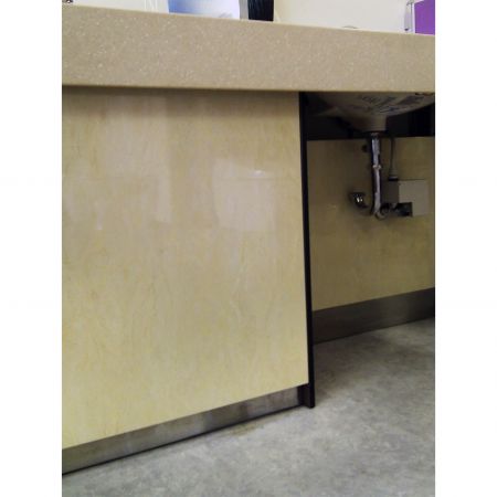 Зліва видно, що стіна під раковиною прикрашена блискучою ламінованою металевою плитою Мармуровий Фенікс. Також видно відблиск світла на стіні.