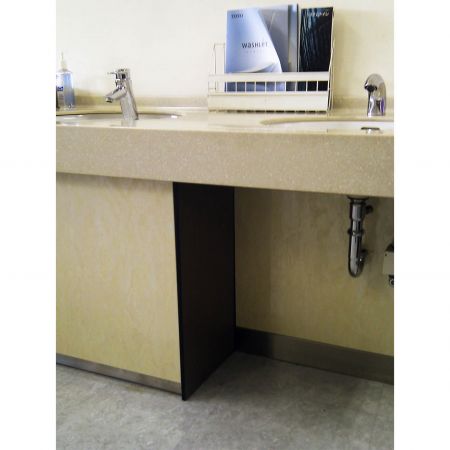 Справа видно, що стіна під раковиною прикрашена блискучою ламінованою металевою плитою Мармуровий Фенікс.