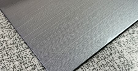 Métal laminé en acier inoxydable Scratch Silver - Plaque métallique laminée en acier inoxydable Scratch Silver, qui reflète une brillance métallique, avec une surface ressemblant à une texture métallique de véritable finition brossée.