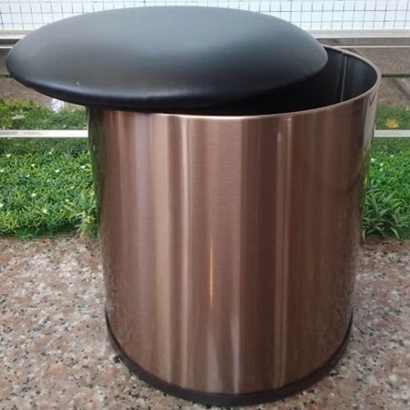 High-quality metal trash can using Rose Gold anti-fingerprint stainless steel plates as the barrel body