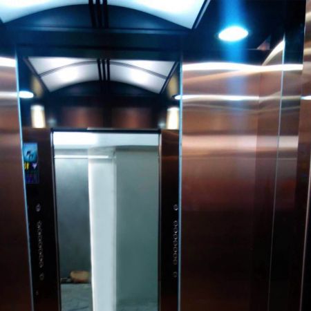 ภายในของลิฟท์สไตล์โมเดิร์นคุณภาพสูง ใช้แผ่นสแตนเลสสีทองโรสโกลด์ป้องกันลายนิ้วมือเป็นผนัง
