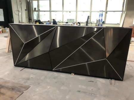 スタイリッシュなシンク、前面には不規則なトレンディな黒の指紋防止ステンレス鋼板を壁の装飾として使用しています。