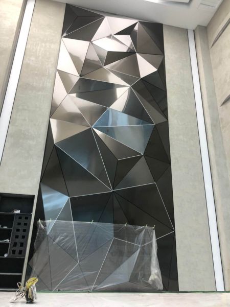 スタイリッシュなアールデコの壁、表面装飾として不規則な形状のトレンディな黒の指紋防止ステンレス鋼を使用しています。