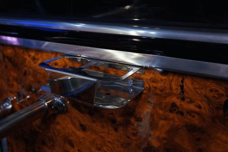 Turist otobüsünde yan tarafların çelik boşluğu-lamine metal uygulaması (araba yapımı)