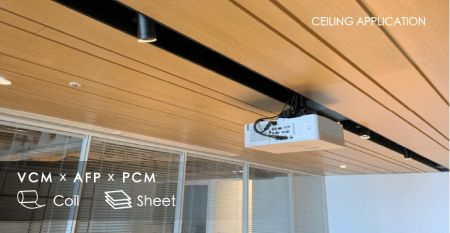 The ceiling decorated with wood grain laminated metal panels has a stylish and streamlined appearance.