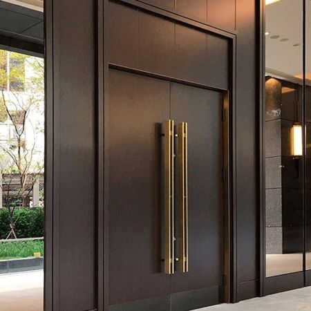 Una porta del lobby nella hall decorata con lastre di metallo laminato in PVC grano Kassod