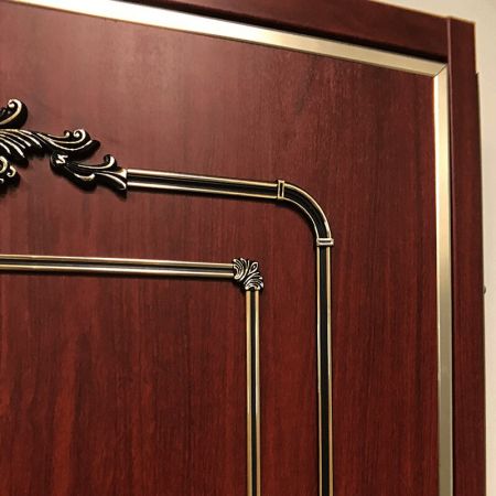 Klasik bir kapı panelinin yakından görünümü, Kızılçam tahıl PVC Film Lamine Metal levha ile dekore edilmiş