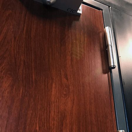 Pohled zblízka na moderní dveřní panel zdobený PVC laminovanou kovovou deskou s B103 Redwood dřevěným vzorem