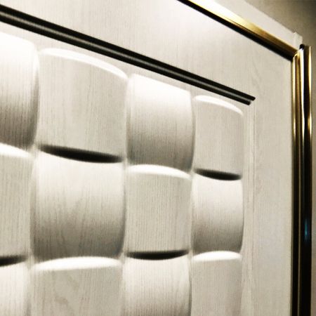 Vue rapprochée d'une porte à motif diamant décorée avec une plaque de métal laminé en PVC grain chêne blanc
