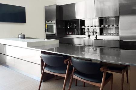 I det ljusa och högkvalitativa köket är alla skåpytorna tillverkade av högglansig transparent anti-fingeravtrycksrostfritt stål.