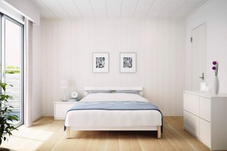 Pohodlná ložnice využívající jednoduchý povlakovaný kov k výzdobě stěn a stropu.