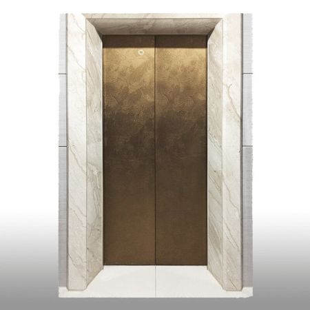 Porta dell'ascensore decorata con lastre di acciaio laminato metallico con texture ottone.