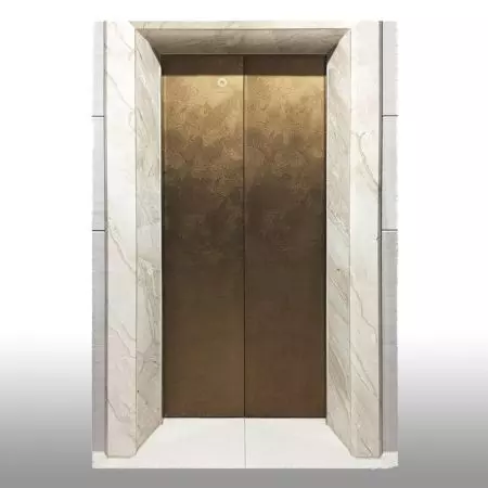 Porte d'ascenseur décorée de plaques d'acier laminé métallique avec texture en laiton.