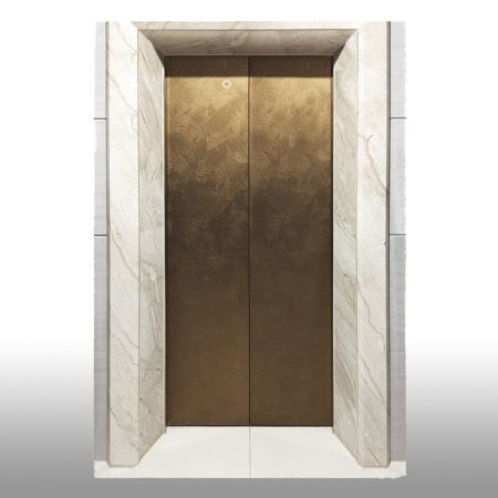 Porte d'ascenseur décorée avec des plaques d'acier laminées à texture frise en laiton C126.