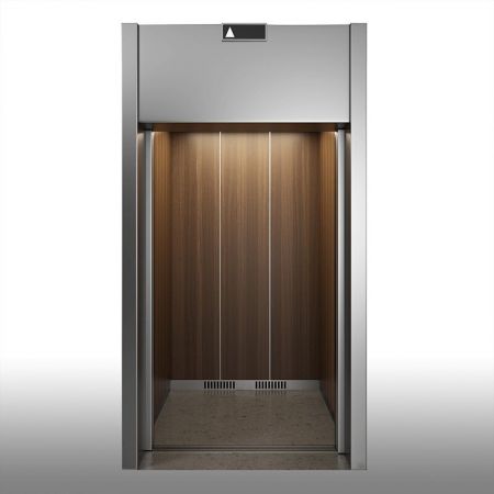 Výtahová stěna zdobená laminovanými kovovými ocelovými deskami s tmavým teakovým dřevem.