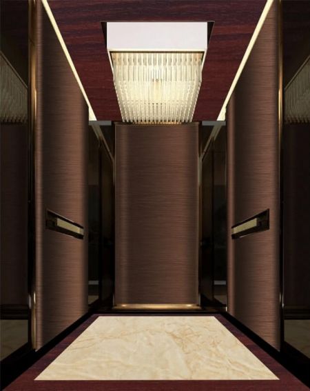 Mur d'ascenseur décoré avec des plaques d'acier laminées à grain de bois cerisier rouge B104 et des plaques en acier inoxydable anti-traces de doigts en or rose.