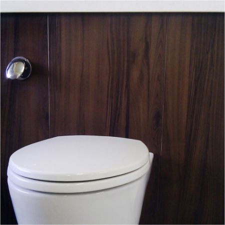 WC-Wand fertiggestellt mit B112 Braune Walnussmaserung Laminatmetallplatten.