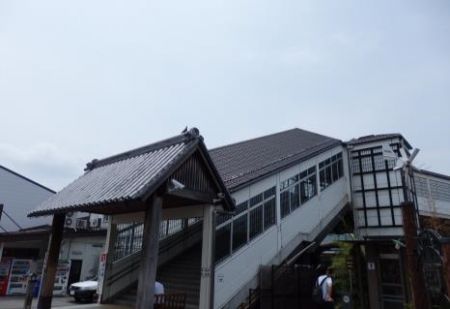 Treinstation dat PVF gelamineerd metaal gebruikt als golfplaten als dak