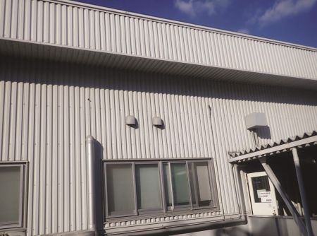 外壁装飾にPVF積層金属を使用した工場
