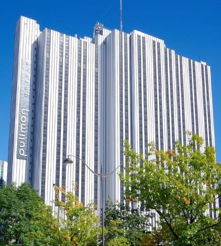 Luxusní hotel používající PVF laminovaný kov k dekoraci svých vnějších stěn