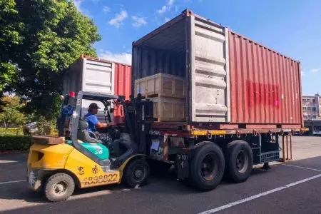 Giao hàng tấm thép