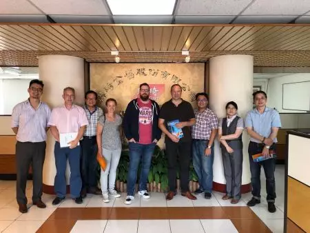 Clienti stranieri visitano l'ufficio di Lienchy Metal 02