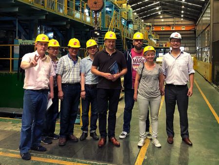 לקוחות זרים מבקרים במפעל של Lienchy Metal