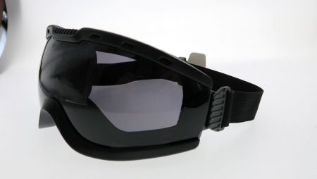 Große Sichtschutzbrille
(Hergestellt in China) - Große Sichtschutzbrille
(Hergestellt in China)