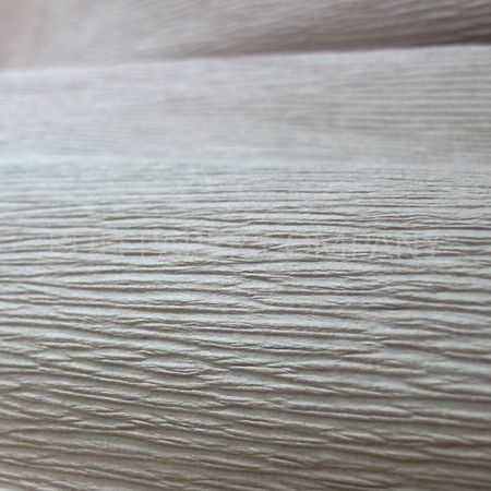 Le papier crépon a de grosses crêpes rugueuses