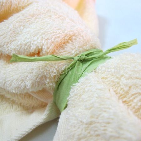 Utiliser du papier crêpe comme une ficelle en papier pour attacher des articles