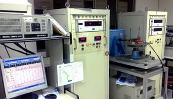 Un moteur est un mécanisme qui convertit l'énergie électrique en énergie cinétique. Il est donc très important de fournir la tension d'entrée V, le courant I et le couple de sortie T pour aider les clients à juger si le moteur est nécessaire pour eux. Dans les systèmes de mesure généraux, des informations telles que la tension d'entrée du moteur, le courant, le couple de sortie et la vitesse de rotation peuvent être obtenues à partir de l'équipement de mesure, les paramètres électriques peuvent être obtenus en utilisant un analyseur de puissance, et les paramètres mécaniques peuvent être obtenus à l'aide de couplemètres et de tachymètres. Les paramètres restants, tels que l'entrée, la puissance de sortie et l'efficacité, sont calculés mathématiquement.