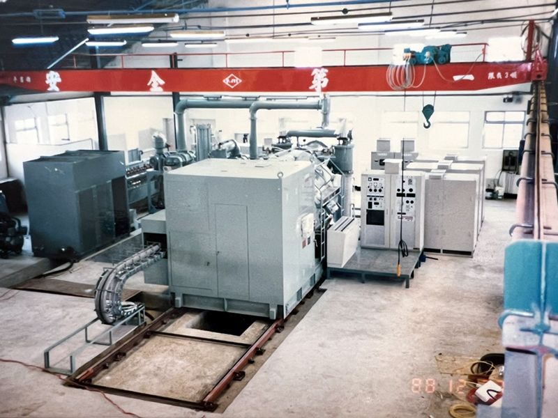 真空蒸著機於西元1988年時的照片。