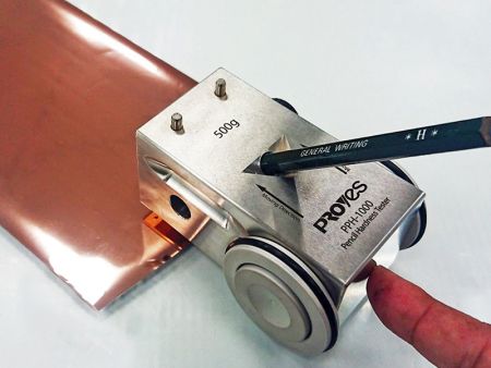 Teste de Dureza: Usando um testador de dureza para testar a dureza do papel alumínio.