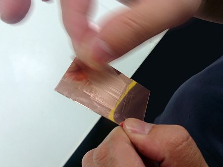 Teste de Corte Transversal: Usamos fita 3M-610 no filme e removemos rapidamente para ver se ela se solta com a fita.