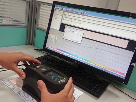 Correspondência de Cores: Usando espectrofotômetro para verificar o desvio de cor.