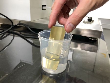 Teste de Álcool: Embebido em solução alcoólica e a cor permanece inalterada.
