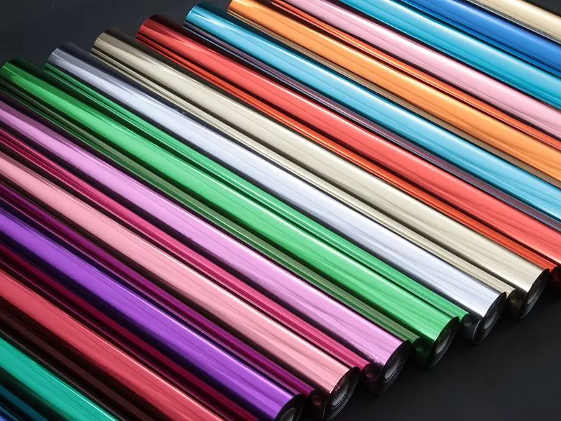 핫 스탬핑 호일의 금속적인 광택.