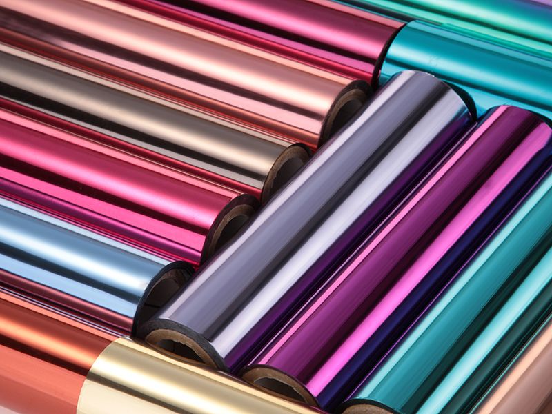 Proses manufaktur foil hot stamping.