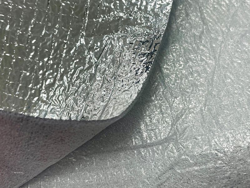 O tapete de isolamento térmico é feito de folha de alumínio anexada.