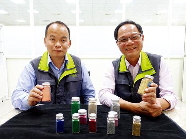 Sr. Chen, CEO de Ginkgo (en la parte derecha de la imagen de arriba), Sr. Lin, gerente general de Ginkgo y polvo brillante hecho de película de brillo ecológico.