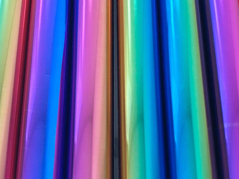 彩虹光澤燙金膜 - 彩虹光澤燙金膜獨特的七彩色,可使產品更為亮眼。