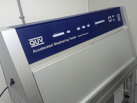 QUV試験：QUVテスターを使用して、箔の耐候性を試験します。