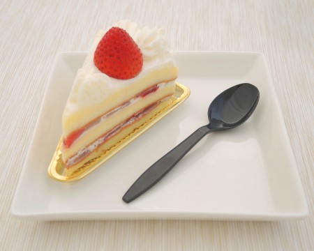 12センチのスプーンとデザインケーキの組み合わせ