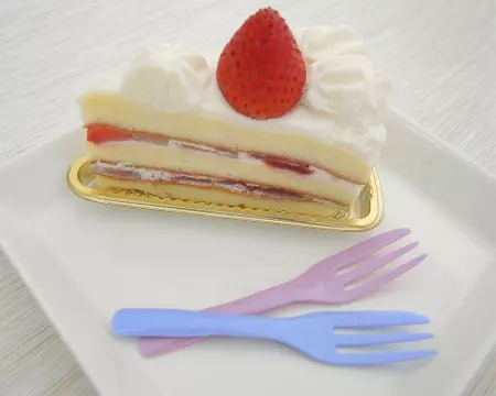 ケーキフォークとデザインケーキの組み合わせ