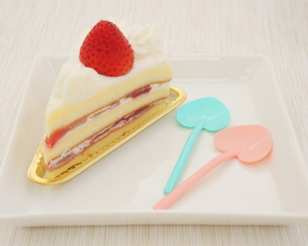 ハート型スプーンとデザインケーキの組み合わせ