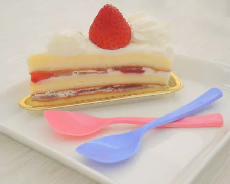 葉型スプーンとデザインケーキの組み合わせ