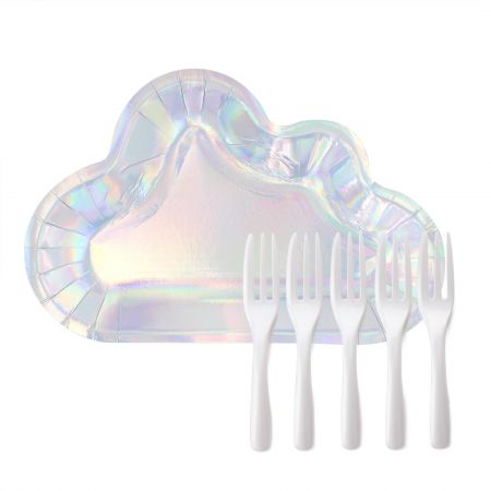 Prato e garfo de sobremesa iridescente em nuvem - coloque alguma sobremesa no prato brilhante em forma de nuvem, o que fará com que a sobremesa seja um destaque na mesa da festa.