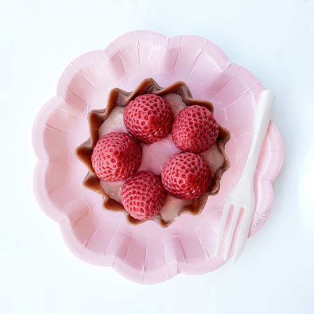 Prato de bolo de flor rosa e garfo de bolo branco para bolo de tarte