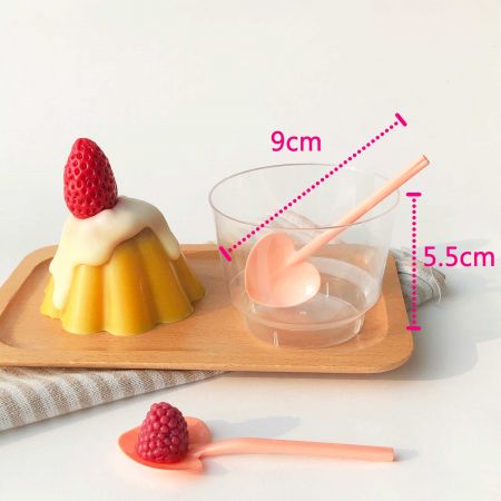 ハート型スプーンと高さ5.5cmのプリンカップ