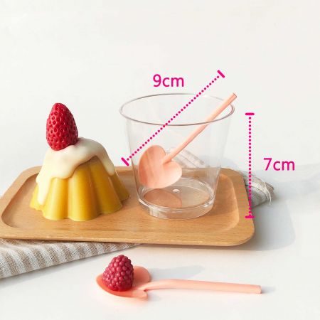 ハート型スプーンと高さ7cmのプリンカップ